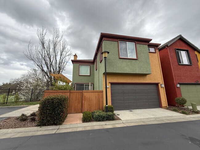 Building Photo - Modern 2 bedroom, 2.5 Bathroom single fami...