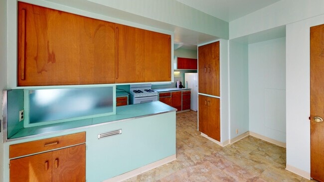 Building Photo - 3 Bed, 2 Bathroom home with large enclosed...