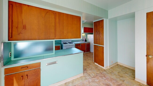 Foto del edificio - 3 Bed, 2 Bathroom home with large enclosed...