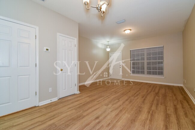 You will love this charming townhome photo'