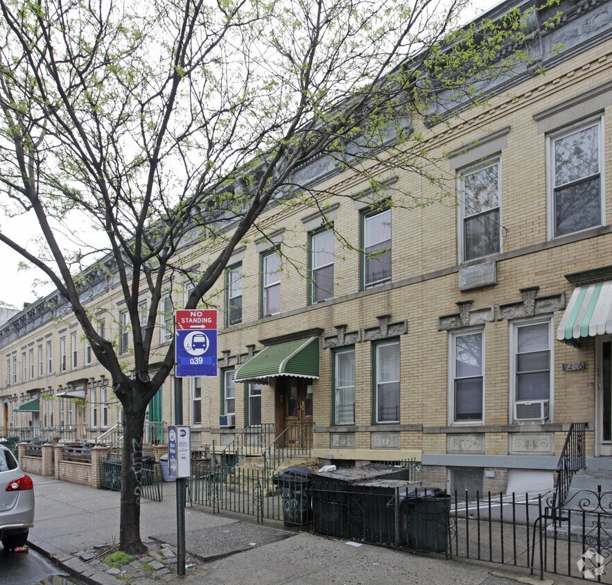 Foto principal - 72-08 Forest Ave