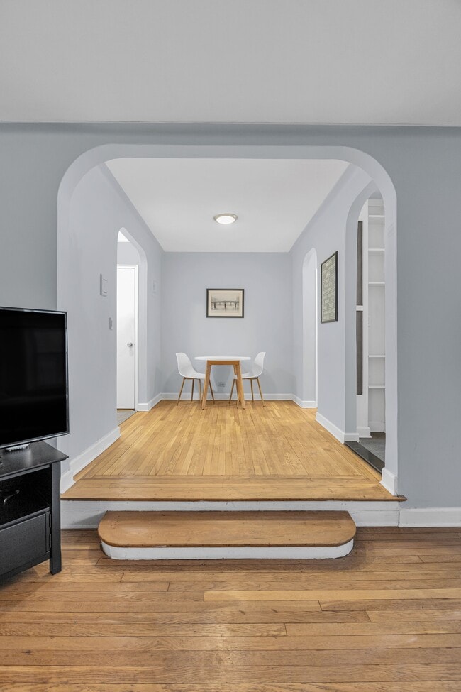 Building Photo - 305 W 52nd St