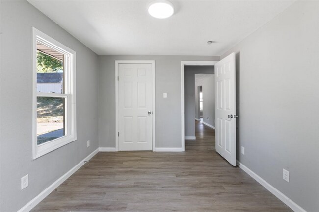 Building Photo - 810 9th Ave