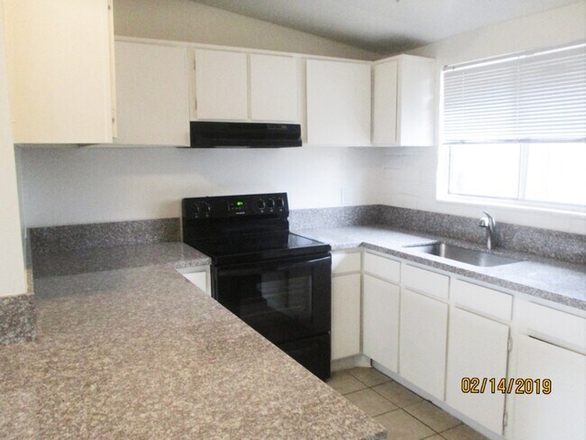 Building Photo - 3020 N. Balboa Avenue #11