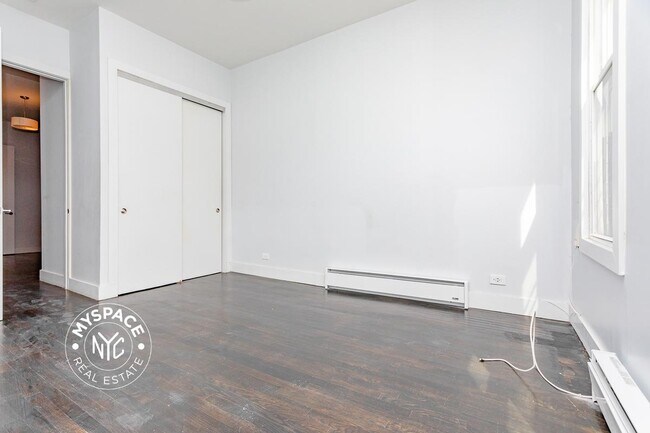 Building Photo - 16-29-29 Summerfield St