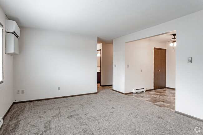 1BR, 1BA Den - 800SF - Living Room - Clover Hill