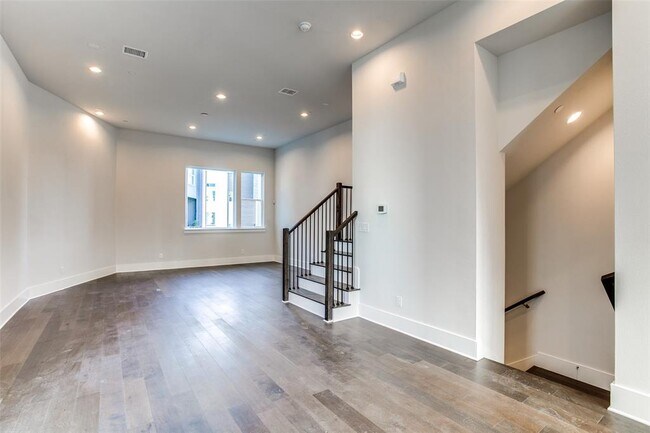 Building Photo - 381 E Greenbriar Ln