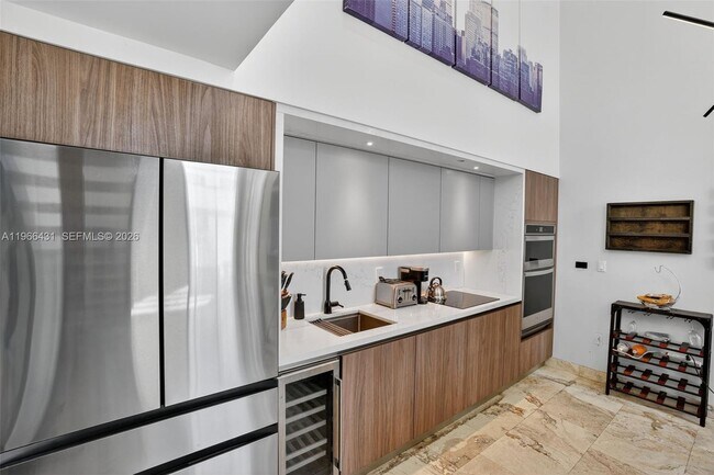 Foto del edificio - 7744 Collins Ave