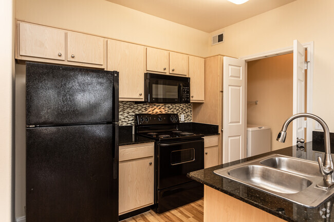 1BR, 1BA - 695SF Kitchen - The Reserve at Cimarron