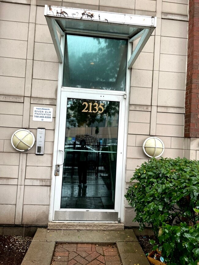 Foto del edificio - 2135 N Southport Ave