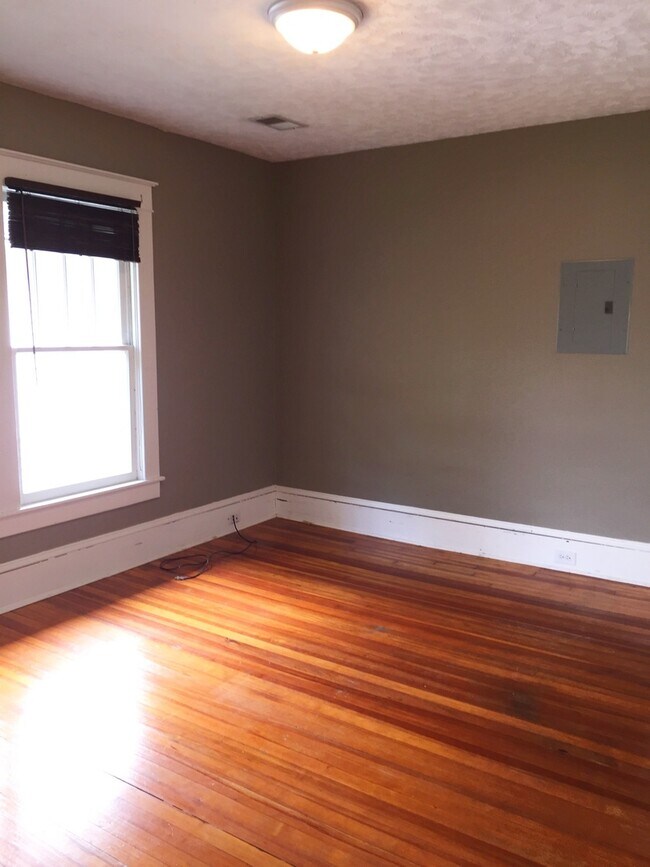 Building Photo - Adorable Studio Apartment Near UNCG !