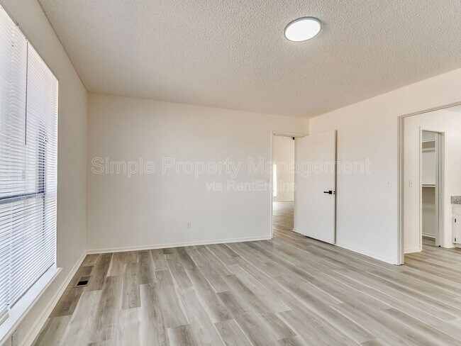 Foto del edificio - 6628 Laurel Dr