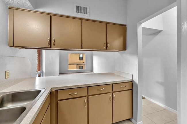 Building Photo - 803 Oakland St