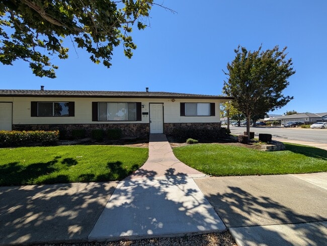 Building Photo - 1551 Memorial Dr