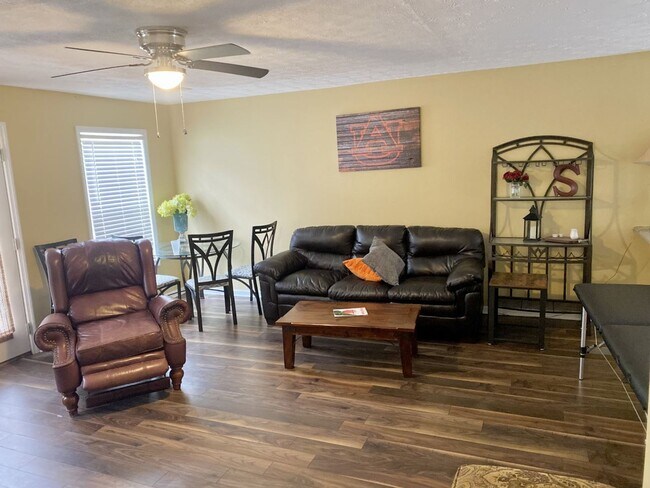 Building Photo - 3 Bedroom Townhouse in Auburn!