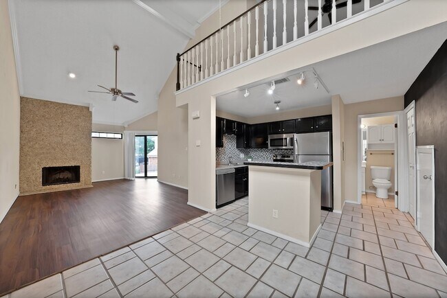 Foto del edificio - 2428 Forest Brook Ln