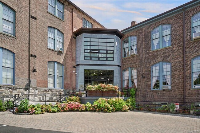 Building Photo - 52 Webster Ave