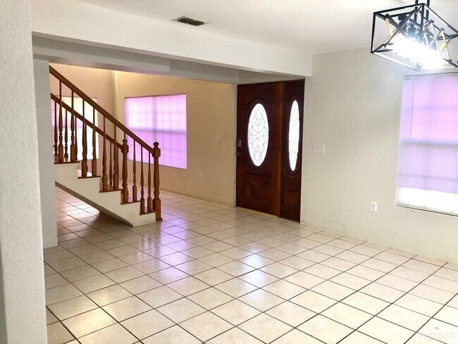Building Photo - 904 El Campo Dr