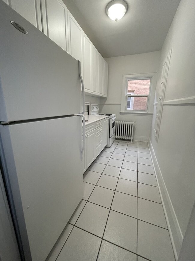 Building Photo - 3 Bdrm Apartment