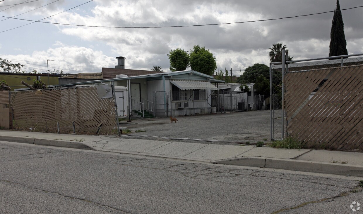 Building Photo - 1594 W 4th St