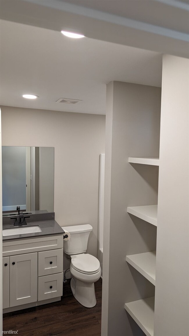 Building Photo - 3 br, 2 bath House - 834 West Broadmoor St...