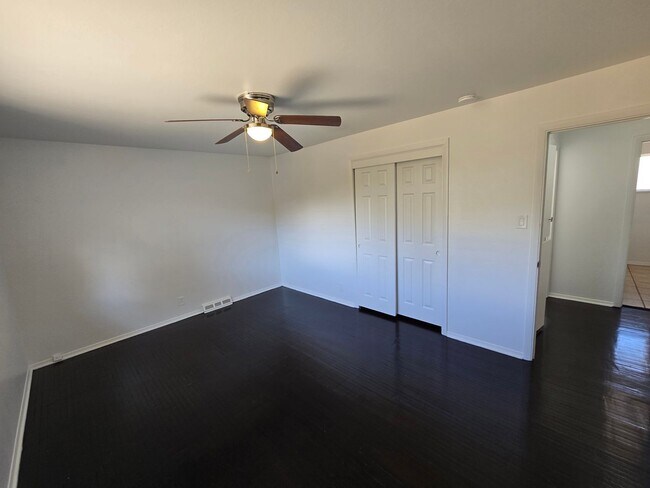 Foto del edificio - Nice size 4 Bedroom  2 Bath with 2 living ...