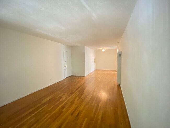 Foto del edificio - 8203 Norton Ave