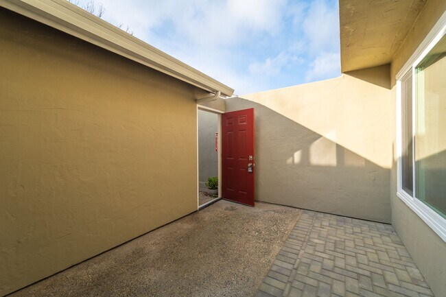 Foto del edificio - Charming 3-Bedroom Condo in Creekside Village – Prime Location!