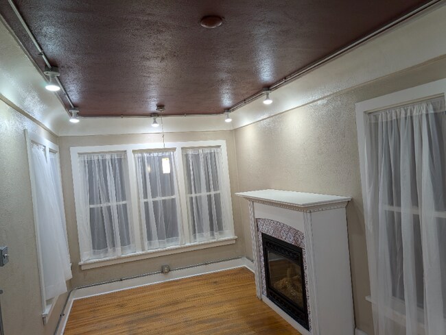 Building Photo - 709 E Lewis St