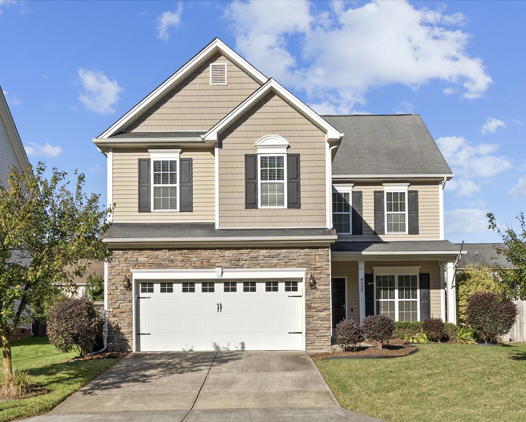 Foto principal - Charming 4-Bed Home in Durham with Fenced-...
