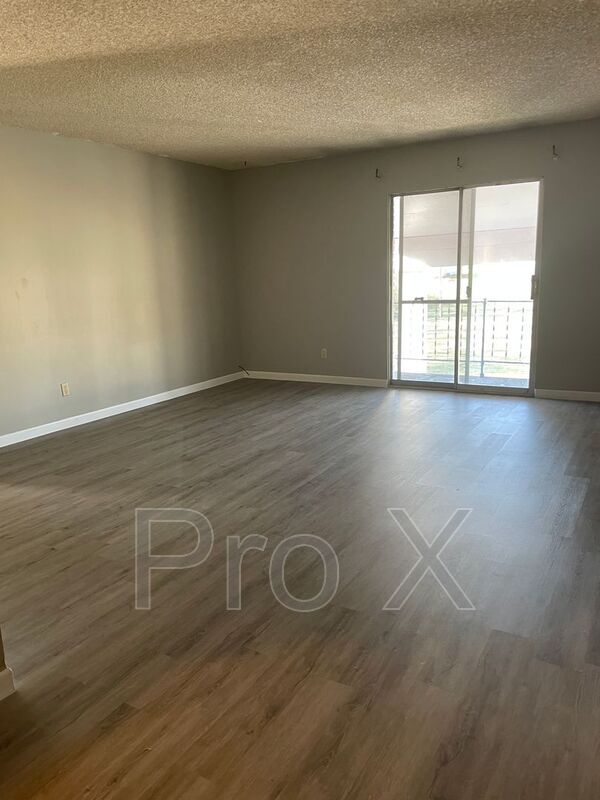 Building Photo - 2027-2037 S River St