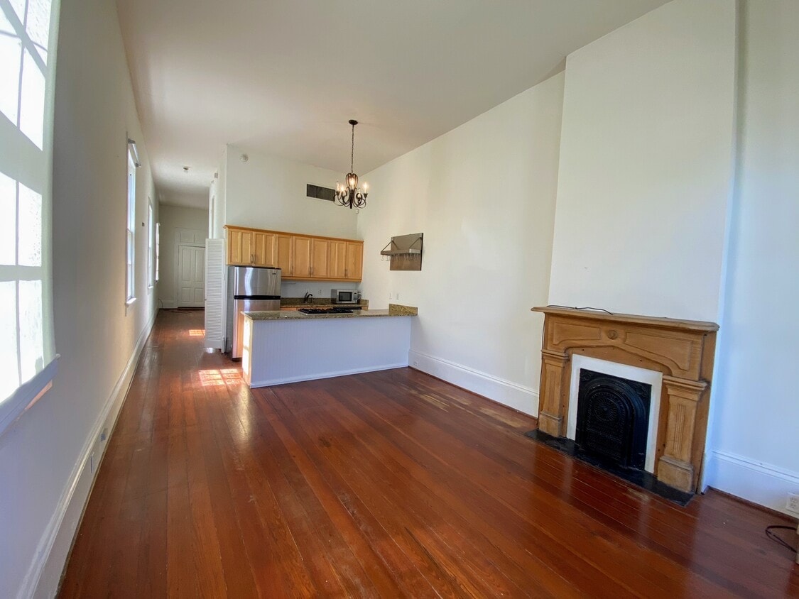 Primary Photo - 6072 Annunciation St