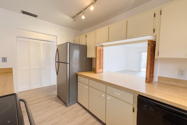 Building Photo - 125 S Palmway
