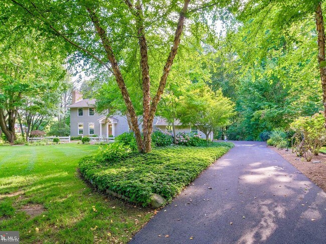 Building Photo - 4 br, 3.5 bath House - 1580 Keswick Pl