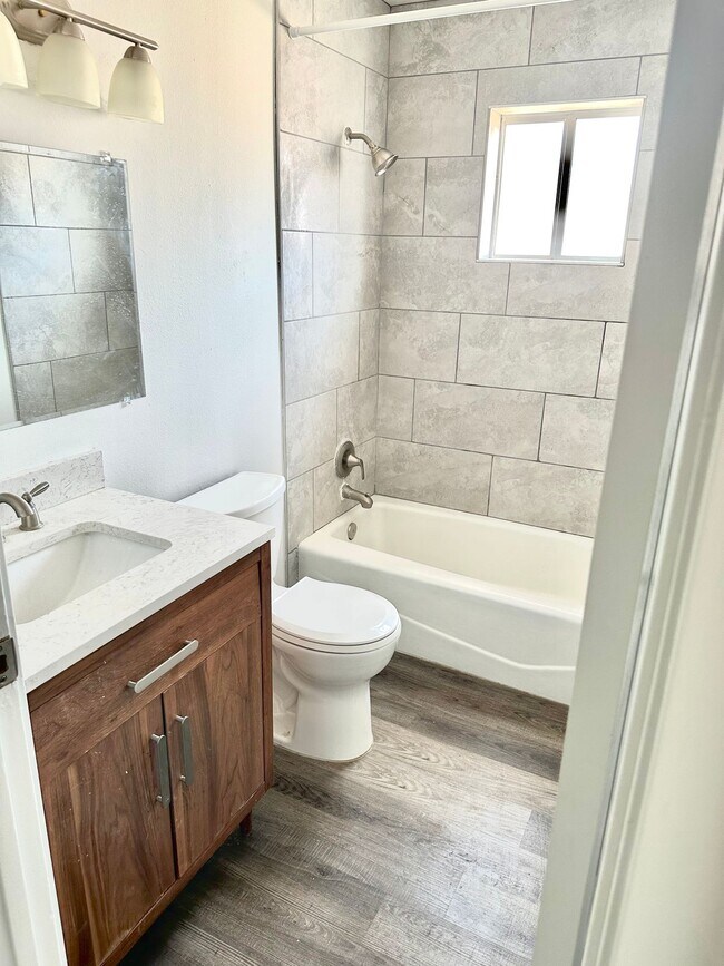 Foto del edificio - 1344 Jensen Ave