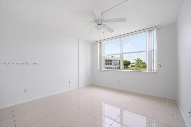 Foto del edificio - 6550 Royal Palm Blvd