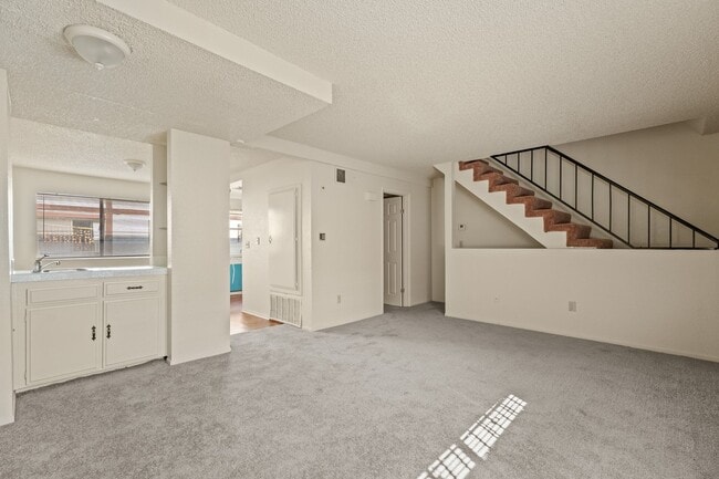 Building Photo - Charming 3-Bedroom Townhome with Garage, W...