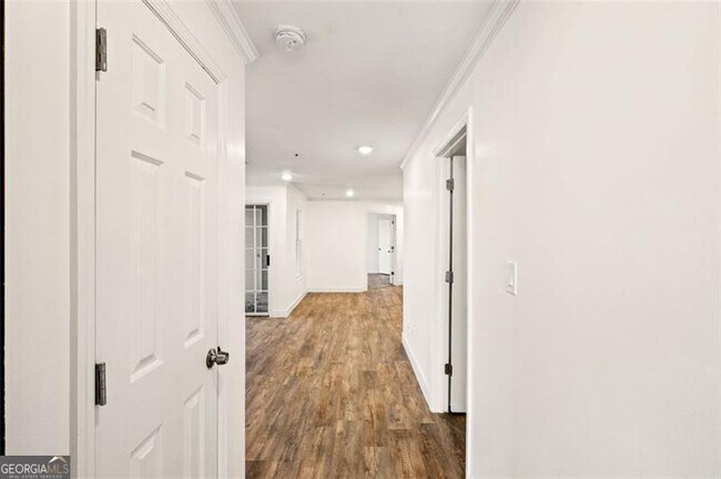 Building Photo - 2098 River Heights Walk SE