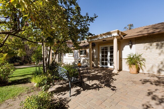 Foto del edificio - 5104 Tampa Ave