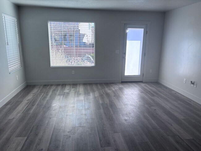 Foto del edificio - 4 bed | 2 1/2 bath | 2 car garage in Desert Canyon with washer/dryer/fridge