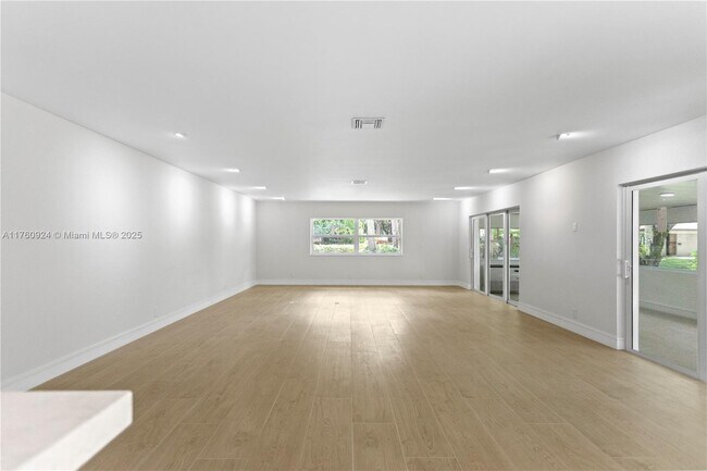 Foto del edificio - 809 Cypress Blvd