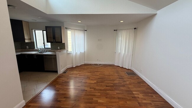 Foto del edificio - EPIC REA: Charming 2Bed/1Bath Condo w/ Parking