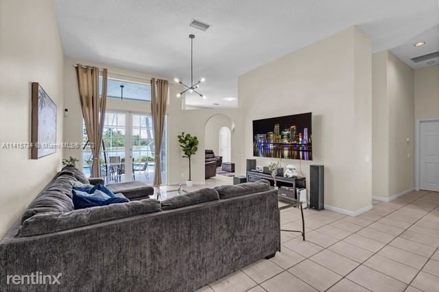 Foto principal - 5 br, 3.5 bath House - 646 Heritage Dr