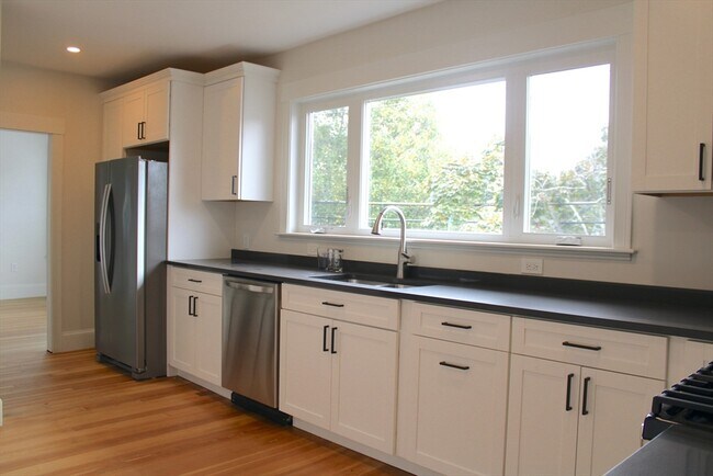 Foto del edificio - 571 Riverside Ave