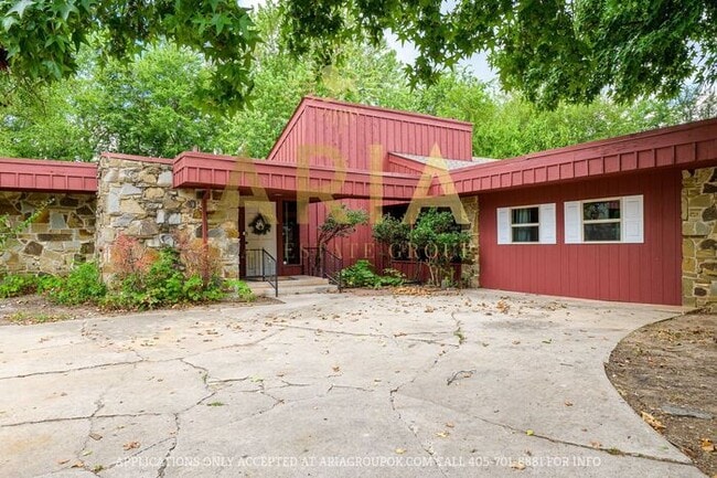Building Photo - Unique 3 bed/2 bath Property with HUGE Bon...