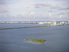 Building Photo - 1750 N Bayshore Dr