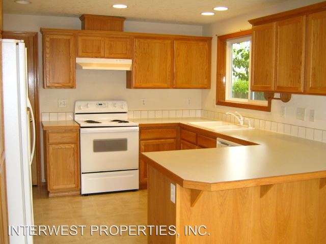 Building Photo - 6420 SE 136th Ct