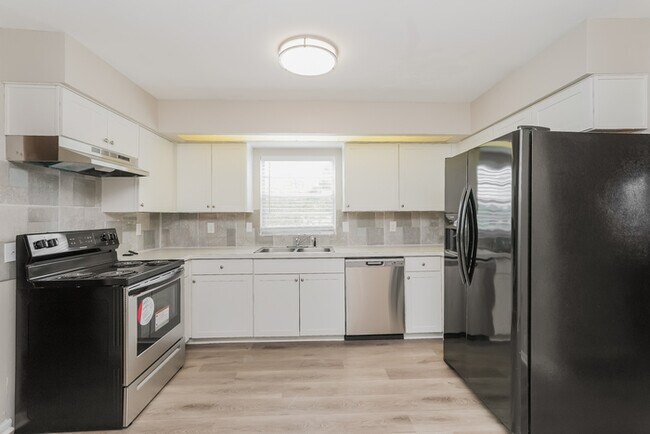 Building Photo - 6142 Donegal W