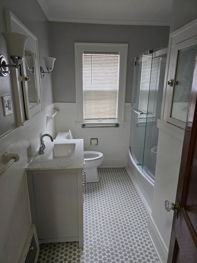 Building Photo - 2460 Willow Ave