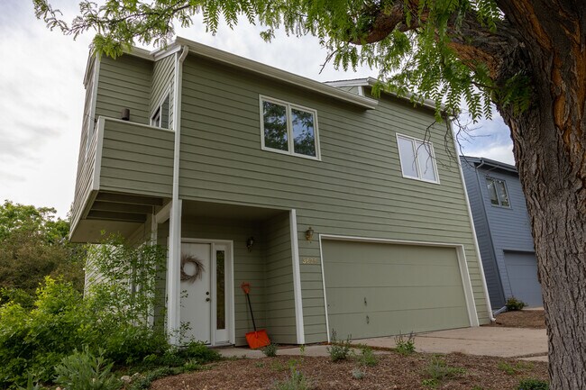 Foto del edificio - 3625 Roundtree Ct